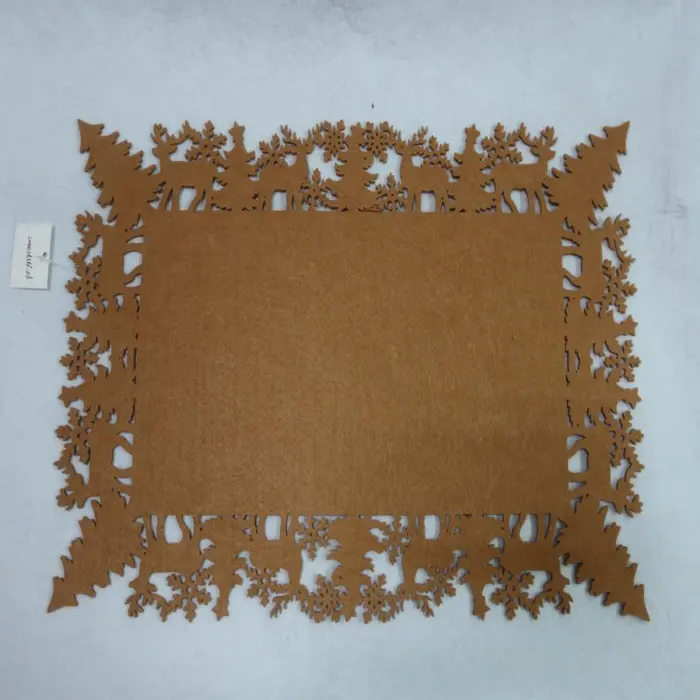 Mantel Café con Orilla de Ciervos y Pinos Navideños