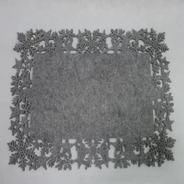 Mantel Gris con Orilla de Copos de Nieve y Estrellas