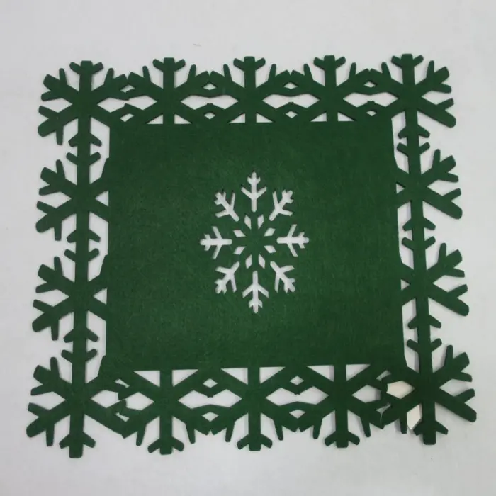Mantel Verde con Orilla y Centro de Copo de Nieve