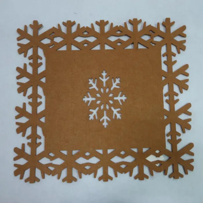 Mantel Beige con Orilla y Centro de Copo de Nieve
