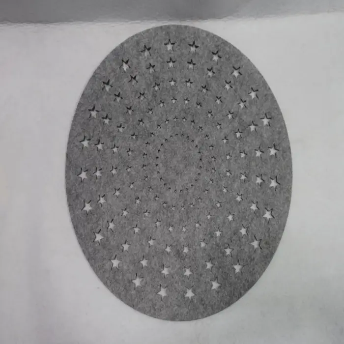 Mantel Gris con Estrellas Perforadas