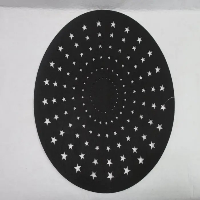 Mantel Negro con Estrellas Perforadas