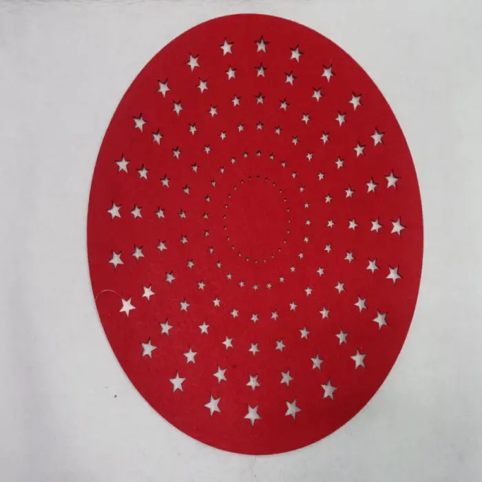 Mantel Rojo con Estrellas Perforadas