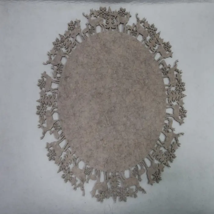 Mantel Beige Ciervos y Pinos Navideños