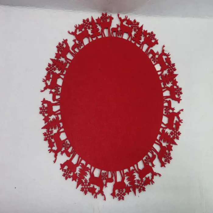 Mantel Rojo Ciervos y Pinos Navideños