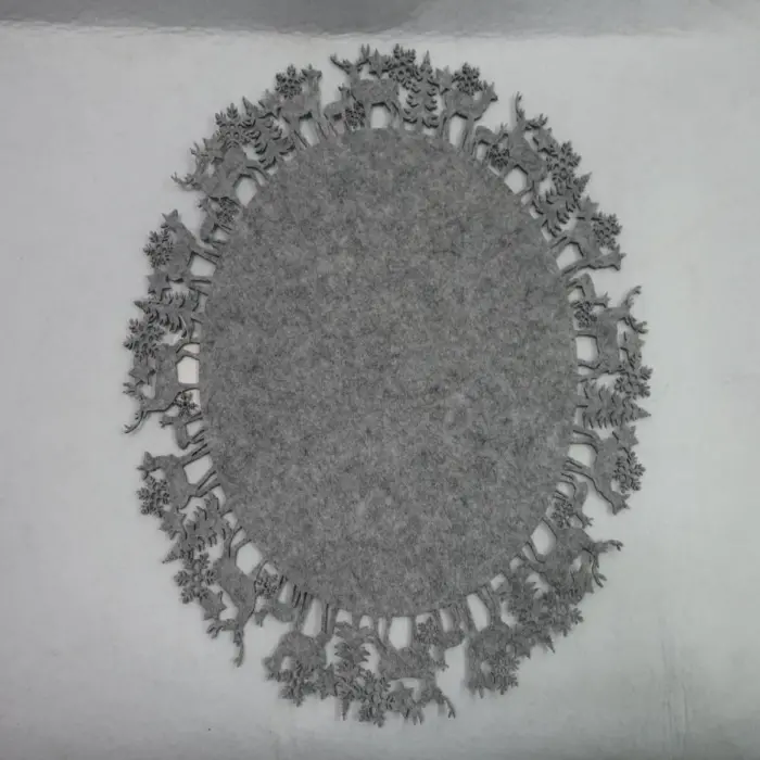 Mantel  Gris Ciervos y Pinos Navideños