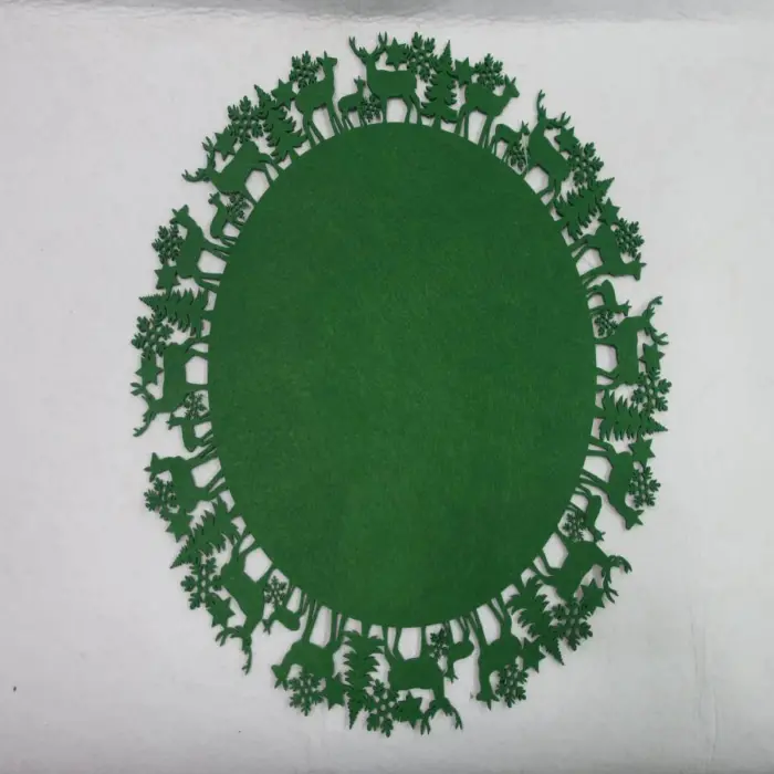 Mantel Verde Ciervos y Pinos Navideños