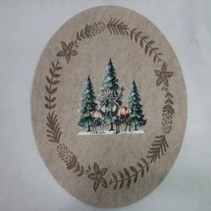 Mantel Beige Estampado de Ciervos y Pinos Nevados