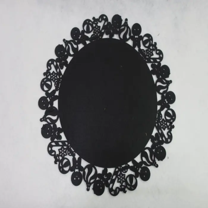 Mantel Negro Diseño Esferas y Muñecos de Jengibre