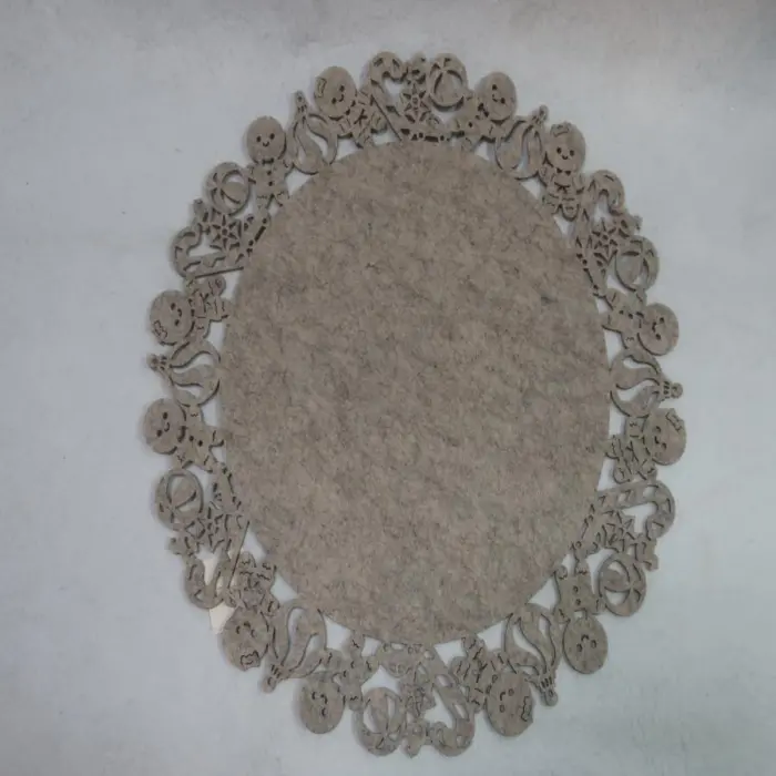 Mantel Beige Diseño Esferas y Muñecos de Jengibre