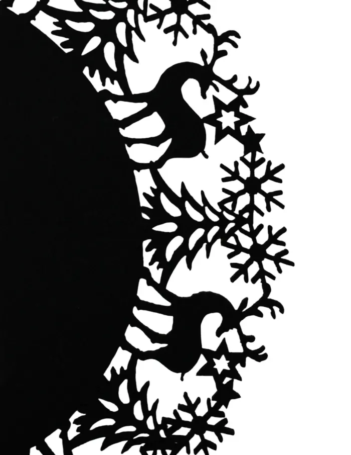 Mantel Negro con Ciervos y Copos Navideños - Image 3