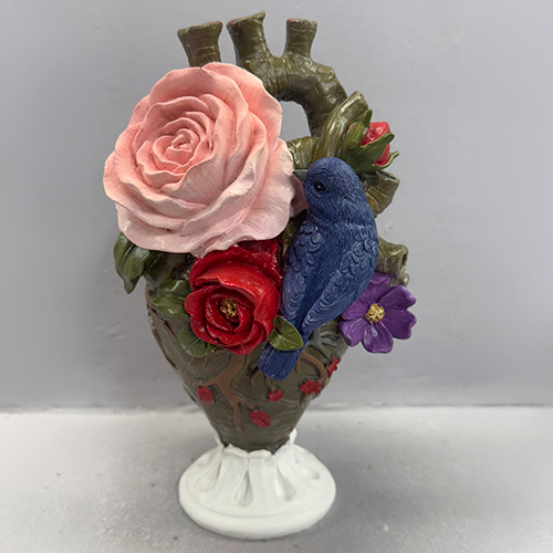 Escultura Corazón Surrealista con Rosas y Ave - Galerías el Triunfo